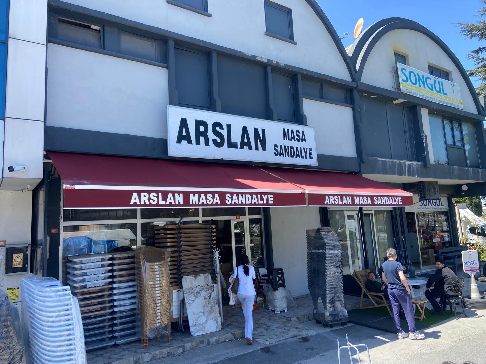 Tente bakımı yapılmış temiz ve şık mafsallı tente uygulaması